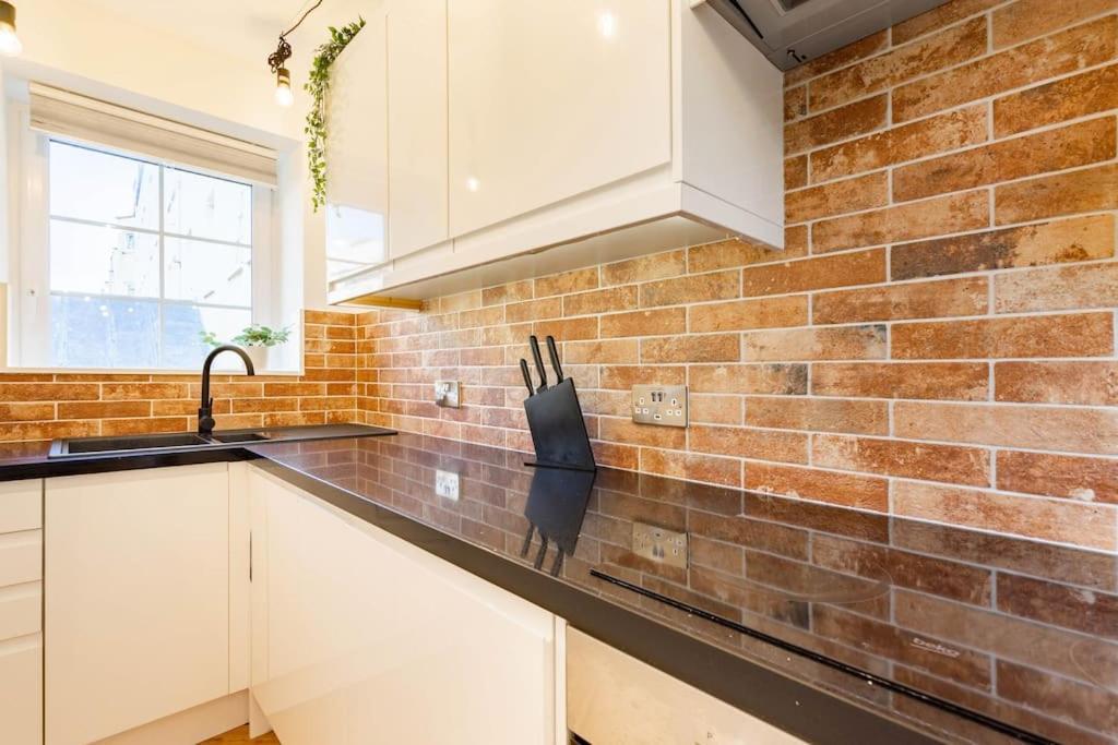 Central, Bright 2 Bed Flat - Pool & Sauna Appartement *