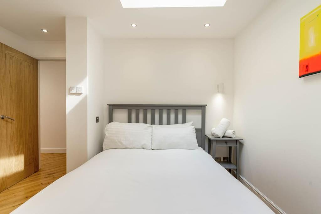 Central, Bright 2 Bed Flat - Pool & Sauna * EDI