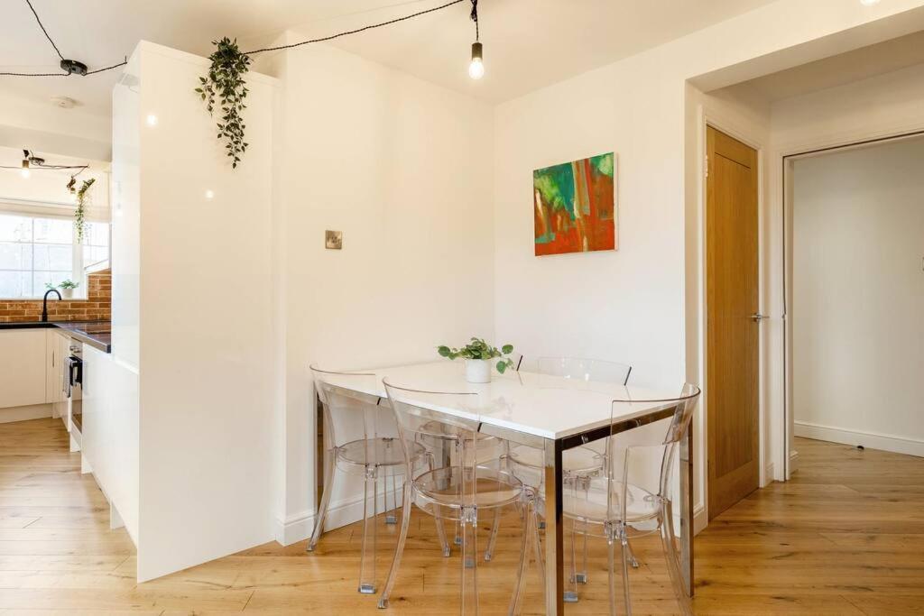 Central, Bright 2 Bed Flat - Pool & Sauna * EDI
