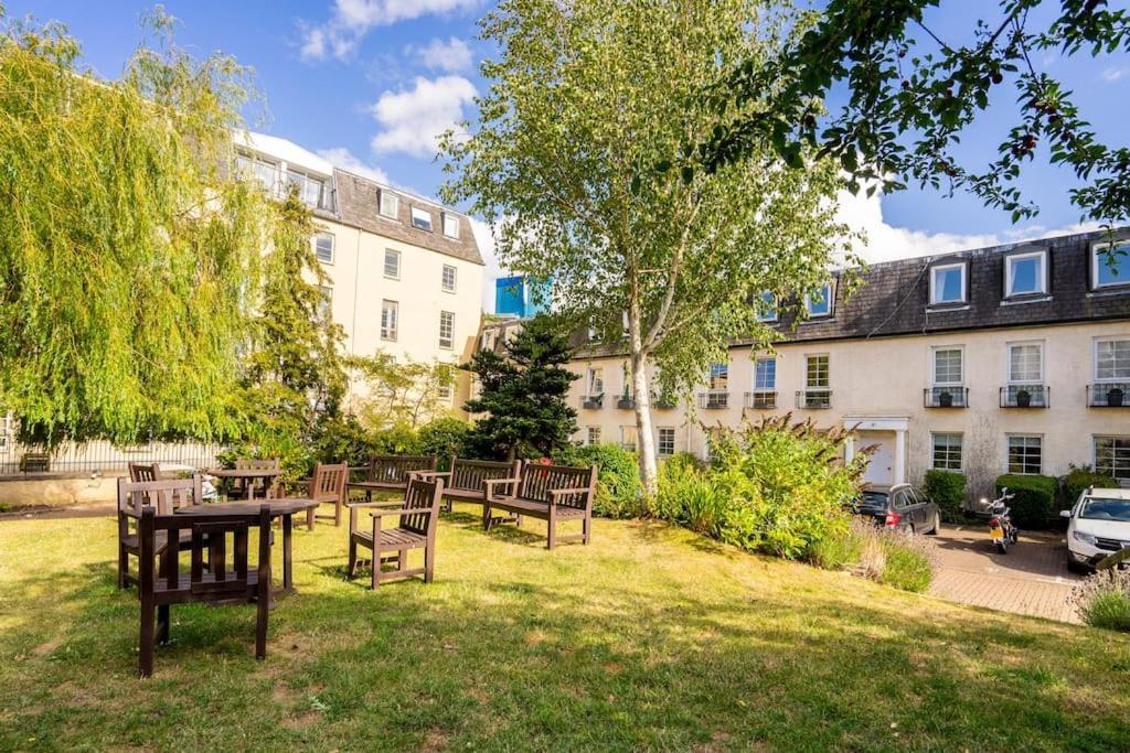 Central, Bright 2 Bed Flat - Pool & Sauna * EDI