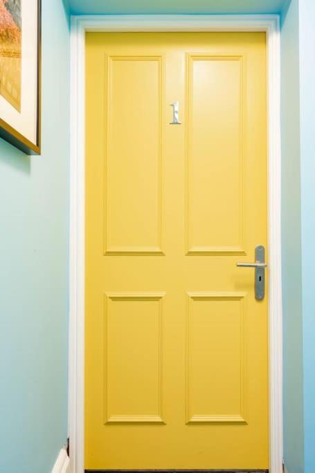 Central, Bright 2 Bed Flat - Pool & Sauna EDI