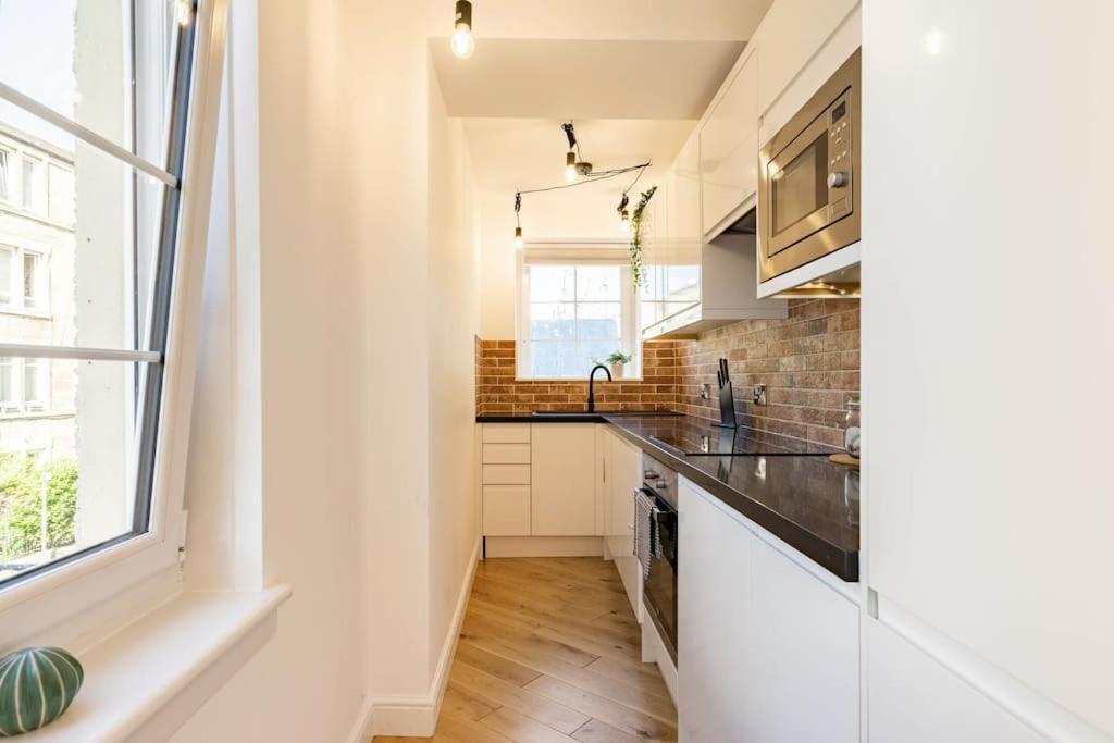 Central, Bright 2 Bed Flat - Pool & Sauna Appartement EDI