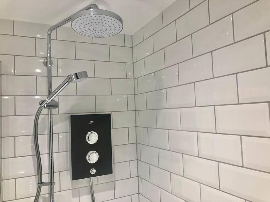 Central, Bright 2 Bed Flat - Pool & Sauna Appartement *